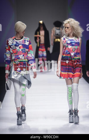 --FILE--modelli stranieri visualizzare nuove creazioni presso il contenuto fashion show durante la Shanghai Fashion Week Autunno/Inverno 2014 a Shanghai in Cina, 16 Apri Foto Stock