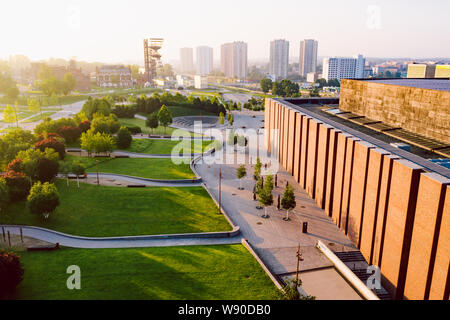 KATOWICE IN POLONIA - Giugno 08, 2019: Il moderno centro di Katowice a sunrise con la famosa sala da concerto della Orchestra Nazionale di Radio Polacca e Museo di Slesia a distanza Foto Stock