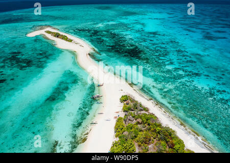 Davvero incredibile isola tropicale in mezzo all'oceano. Vista aerea di un'isola con spiagge di sabbia bianca e bellissime lagune Foto Stock