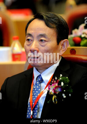 --FILE--Jiang Jiemin, allora presidente della CNPC (China National Petroleum Corporation), società madre di PetroChina, è raffigurato durante una firma cerimon Foto Stock