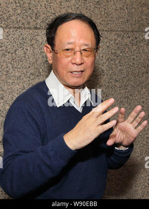 --FILE--Hu Deping, il figlio più anziano dell ex Segretario Generale della CPC (Partito Comunista della Cina) Comitato Centrale Hu Yaobang, è stato intervistato da un Foto Stock