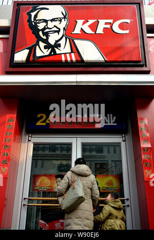 --FILE--i clienti che entrano in un KFC un fast food Ristorante nella città di Xuchang, porcellane centrale provincia di Henan, 27 gennaio 2014. KFC, il più grande international Foto Stock