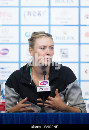 Maria Sharapova di Russia parla durante una conferenza stampa dopo la sconfitta di Elina Svitolina dell'Ucraina in Donne Singoli Secondo turno del 2014 Foto Stock