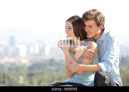 Coppia felice in amore abbracciando contemplare viste in una periferia della città Foto Stock