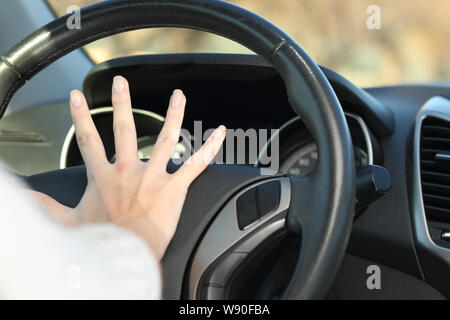 Close up di un pilota di auto a mano Tromba clacson Foto Stock