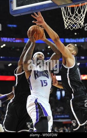 DeMarcus cugini di Sacramento Kings, centro sfide Brook Lopez, a destra e un altro giocatore di Brooklyn Nets durante una mostra di NBA game in Shan Foto Stock