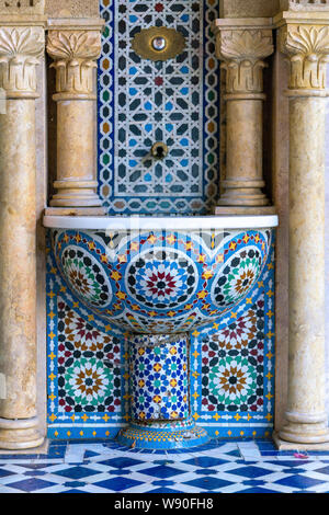 Pubblico bacino di acqua con mosaici blu in stile arabo la fornitura di acqua fresca nei giorni caldi Foto Stock