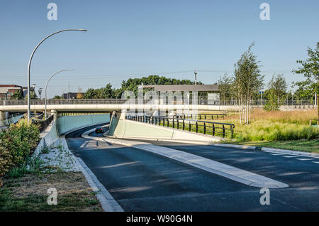 Zwolle, Paesi Bassi, 30 Luglio 2019: strada attraversando sotto il nuovo e inutilizzato Stadshagen stazione ferroviaria Foto Stock