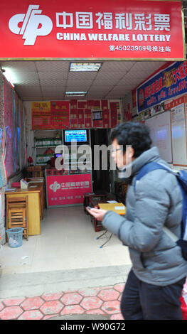 --FILE--un pedone passato passeggiate di un ufficio vendite della Cina Welfare Lottery in città Laibin, sud Chinas Guangxi Zhuang Regione autonoma, 11 Gennaio 2013 Foto Stock