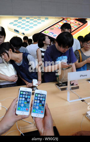 --FILE--i clienti provare iPhone 5s di smartphone Apple presso gli Apple Store su Nanjing Road, la strada dello shopping di Shanghai, Cina, 20 settembre 2013. Foto Stock