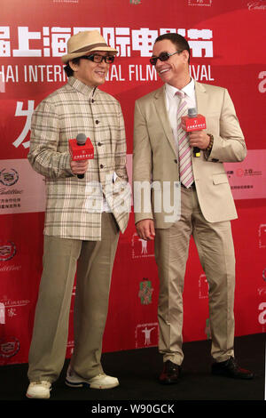 Hong Kong attore Jackie Chan, a sinistra, E DEGLI STATI UNITI Azione di Hollywood Star Jean-Claude Van Damme sorriso in occasione di una conferenza stampa per Jackie Chan film di azione alla settimana Foto Stock