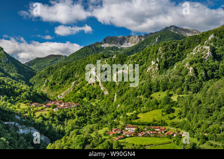 Frazioni di Rio ponga gorge, Cordal de ponga mtns, Cordillera Cantabria, dal Mirador de Peña Soberu, ponga parco naturale, Asturias, Spagna Foto Stock