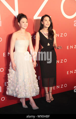 Attrice cinese Li Xiaoran, sinistra e attrice cinese Gao Yuanyuan pongono nel corso del decimo anniversario di ENZO entrata in Cina, in Shangh Foto Stock