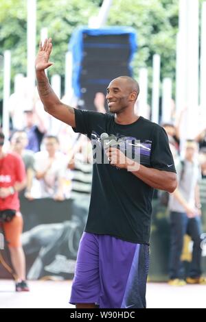 La superstar NBA Kobe Bryant onde per ventole a una riunione della ventola durante il suo tour in Cina a Shanghai in Cina, 2 agosto 2014. Foto Stock