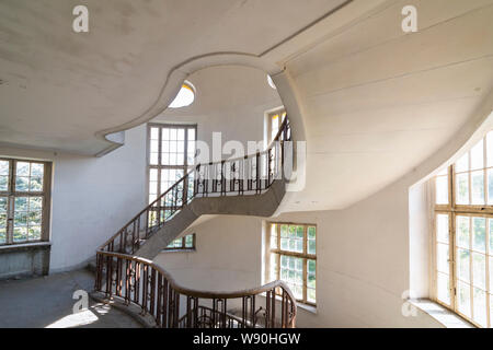 Scala a interno della ex caserma storica, ufficiali edificio "Haus der Offiziere', abbandonati dall'esercito russo nel 1994 Foto Stock