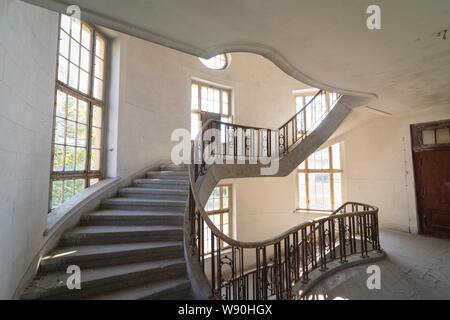 Scala a interno della ex caserma storica, ufficiali edificio "Haus der Offiziere', abbandonati dall'esercito russo nel 1994 Foto Stock