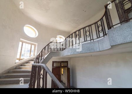 Scala a interno della ex caserma storica, ufficiali edificio "Haus der Offiziere', abbandonati dall'esercito russo nel 1994 Foto Stock