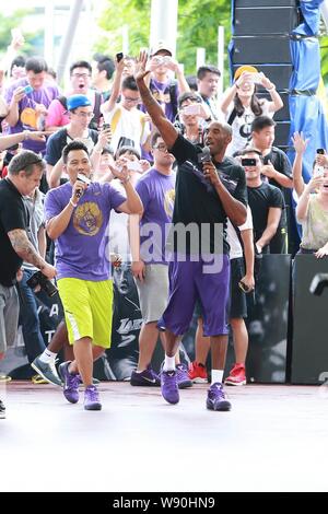 La superstar NBA Kobe Bryant, destra, saluta e le onde a ventole a una riunione della ventola durante il suo tour in Cina a Shanghai in Cina, 2 agosto 2014. Foto Stock