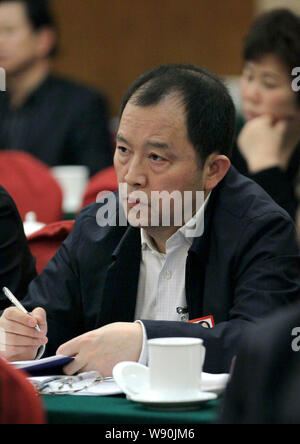 --FILE--Wei Jianghong, allora presidente di Tongling Metalli Non Ferrosi Group Co., ascolta durante una riunione svoltasi a Pechino in Cina, 31 marzo 2012. Wei Jiangho Foto Stock