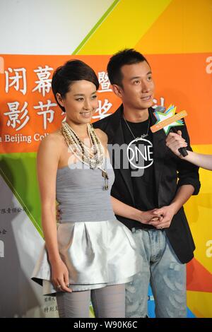 --FILE--attore cinese Wen Zhang, destra e sua moglie attrice ma Yili partecipare alla cerimonia di premiazione del XVIII Pechino studente di Film Festival di Pechino Foto Stock