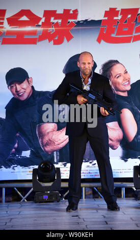 Attore britannico Jason Statham pone durante una conferenza stampa per il suo nuovo film, le parti soggette a usura 3, a Pechino, Cina, 1 agosto 2014. Foto Stock