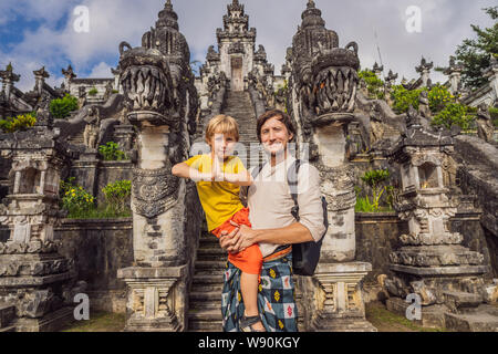 Papà e figlio turisti su sfondo di tre scale di pietra in bella Pura Luhur Lempuyang tempio. Portali Paduraksa marcatura entrata al centro Foto Stock