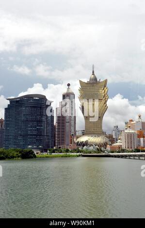 --FILE--Vista del Grand Lisboa Casinò, più alti e altri casinò di Macao, Cina, 9 luglio 2013. Casino Macaus entrate è sceso per la prima volta in f Foto Stock