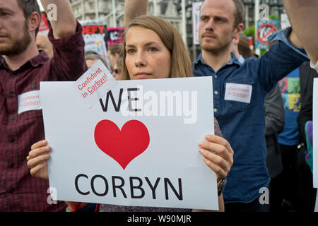 Londra, UK.27 Giugno 2016. I sostenitori del leader del partito laburista Jeremy Corbyn MP dimostrando al di fuori del Parlamento di tenere lui come leader. Foto Stock
