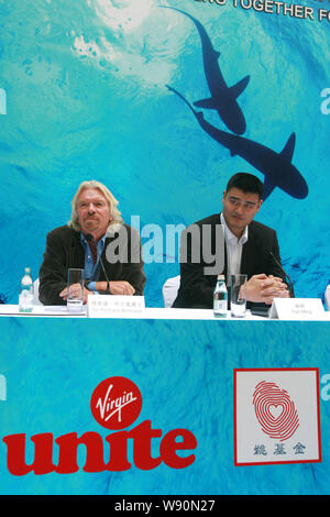 --FILE--pensionato cinese di pallacanestro Yao Ming, destra e magnate inglese Richard Branson partecipare ad una conferenza stampa tenuta dal gruppo di conservazione W Foto Stock