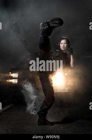 Una femmina di SWAT funzionario di polizia armata con una pistola pone per l'assunzione di poster per attrarre nuove reclute di Chengdu, southwest Chinas provincia di Sichuan Foto Stock