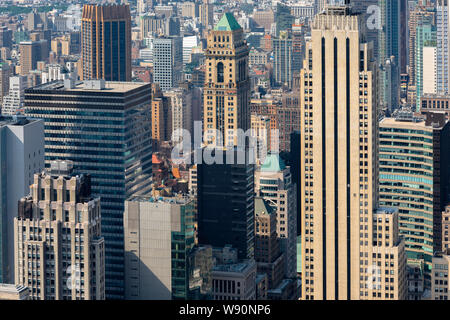 Manhattan New York, vista di edifici nel centro cittadino di Manhattan illuminata dalla mattina presto luce su un giorno di estate, New York City, Stati Uniti d'America. Foto Stock