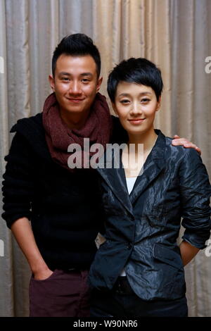 --FILE--attore cinese Wen Zhang, a sinistra e a sua moglie attrice ma Yili partecipare ad una conferenza stampa per la loro nuova serie TV, un po' di papà, a Pechino, Cina Foto Stock