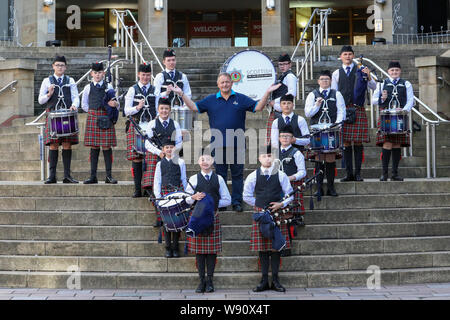 Glasgow, Regno Unito. 12 Ago, 2019. Di Glasgow international festival di tubazioni è iniziata oggi con una prestazione speciale dalla Scottish fuoco e di salvataggio novizio capretti Pipe Band. Ora nel suo sedicesimo anno, Piping Live, è il più grande festival del suo genere attrae 40.000 appassionati di musica, famiglie e appassionati da tutto il mondo per guardare oltre 5.000 pipers eseguire a 150 eventi in tutta la città. Immagine di RODDY MACLEOD Direttore del Festival con la band. Credito: Findlay/Alamy Live News Foto Stock