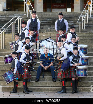 Glasgow, Regno Unito. 12 Ago, 2019. Di Glasgow international festival di tubazioni è iniziata oggi con una prestazione speciale dalla Scottish fuoco e di salvataggio novizio capretti Pipe Band. Ora nel suo sedicesimo anno, Piping Live, è il più grande festival del suo genere attrae 40.000 appassionati di musica, famiglie e appassionati da tutto il mondo per guardare oltre 5.000 pipers eseguire a 150 eventi in tutta la città. Immagine di RODDY MACLEOD Direttore del Festival con la band. Credito: Findlay/Alamy Live News Foto Stock