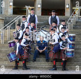 Glasgow, Regno Unito. 12 Ago, 2019. Di Glasgow international festival di tubazioni è iniziata oggi con una prestazione speciale dalla Scottish fuoco e di salvataggio novizio capretti Pipe Band. Ora nel suo sedicesimo anno, Piping Live, è il più grande festival del suo genere attrae 40.000 appassionati di musica, famiglie e appassionati da tutto il mondo per guardare oltre 5.000 pipers eseguire a 150 eventi in tutta la città. Immagine di RODDY MACLEOD Direttore del Festival con la band. Credito: Findlay/Alamy Live News Foto Stock