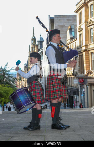 Glasgow, Regno Unito. 12 Ago, 2019. Di Glasgow international festival di tubazioni è iniziata oggi con una prestazione speciale dalla Scottish fuoco e di salvataggio novizio capretti Pipe Band. Ora nel suo sedicesimo anno, Piping Live, è il più grande festival del suo genere attrae 40.000 appassionati di musica, famiglie e appassionati da tutto il mondo per guardare oltre 5.000 pipers eseguire a 150 eventi in tutta la città. Foto di EMILY GORMLEY invecchiato 11 su tamburi e GAVIN MACKENZIE invecchiato 16 sui tubi. Credito: Findlay/Alamy Live News Foto Stock