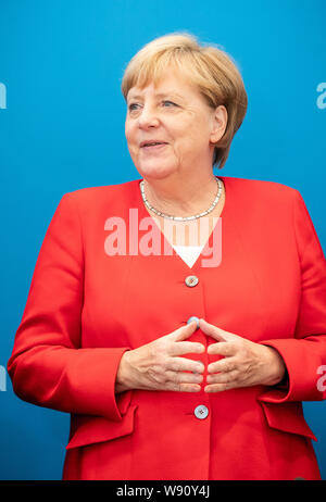 Berlino, Germania. 12 Ago, 2019. Il cancelliere Angela Merkel (CDU) è in attesa presso il quartier generale CDU in Konrad-Adenauer-Haus per l'inizio della Sessione della CDU federale comitato esecutivo. Credito: Michael Kappeler/dpa/Alamy Live News Foto Stock