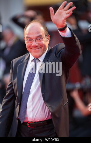 Attore italiano e direttore Carlo Verdone onde sul tappeto rosso per la proiezione del film 'Fame cuori' durante la settantunesima Festival del Cinema di Venezia i Foto Stock