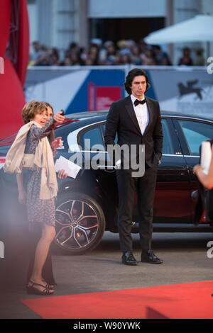 Attore americano Adam Driver, retro, arriva per la proiezione del film 'Fame cuori' durante la settantunesima Festival del Cinema di Venezia a Venezia, Italia, 31 Ago Foto Stock