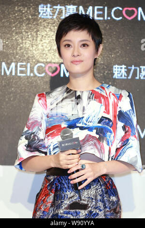 Attrice cinese Sun li pone durante un evento promozionale per il cinese online rivenditore di moda Mei.com in Cina a Shanghai, 3 settembre 2014. Foto Stock