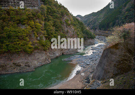 Vista aerea di Katsura fiume che scorre attraverso il burrone Hozukyo, vicino Arashiyama, Giappone Foto Stock