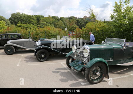 Lagonda M45-LG45 (1936), Lagonda M35R (1935) e la Lagonda 3 litro (1929), Brooklands rivissuta, Brooklands Museum, Weybridge, Surrey, England, Regno Unito, Europa Foto Stock