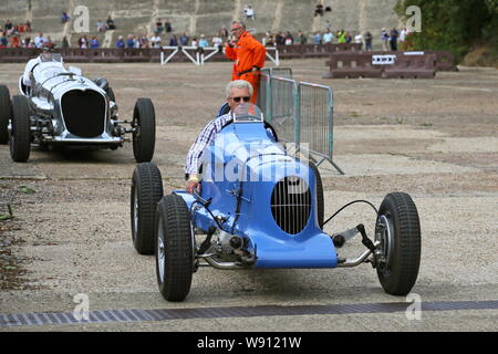 Stafford speciale (1937) e Napier-Railton (1933), Brooklands rivissuta, Brooklands Museum, Weybridge, Surrey, Inghilterra, Gran Bretagna, Regno Unito, Europa Foto Stock