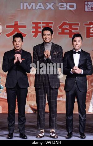 (Da sinistra) Hong Kong attore Aaron Kwok, Chow Yun-fat e Donnie Yen pongono durante una Premiere per il loro nuovo filmato, il re delle scimmie, a Pechino, in Cina, 19 Foto Stock