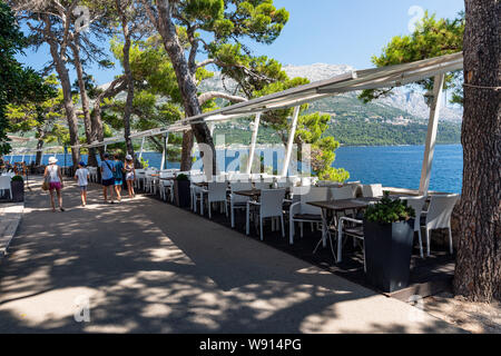 Passeggiata e ristoranti nella vecchia città di Korcula Foto Stock