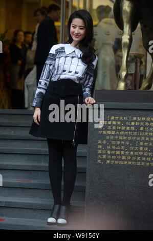 Attrice cinese Liu Yifei sorrisi durante l'ottavo anniversario celebrazione per la Cina in oro flagship store a Pechino in Cina, 18 novembre 2014. Foto Stock