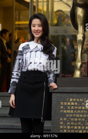 Attrice cinese Liu Yifei sorrisi durante l'ottavo anniversario celebrazione per la Cina in oro flagship store a Pechino in Cina, 18 novembre 2014. Foto Stock