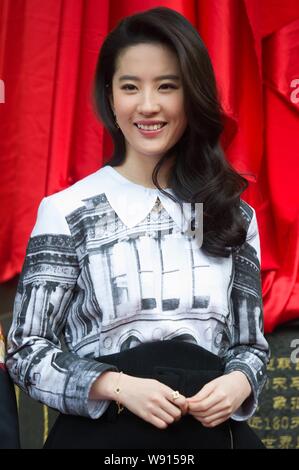 Attrice cinese Liu Yifei sorrisi durante l'ottavo anniversario celebrazione per la Cina in oro flagship store a Pechino in Cina, 18 novembre 2014. Foto Stock