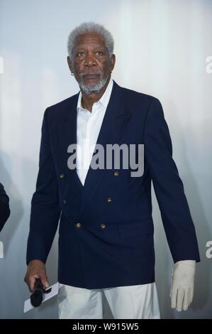 Attore americano Morgan Freeman pone durante la Pechino premiere del film "Lucy" a Pechino in Cina, 22 ottobre 2014. Foto Stock