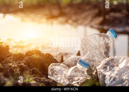 Ambientali e di sensibilizzazione in materia plastica. La Giornata Mondiale dell Ambiente concetto. Salvare la terra salva la vita. Foto Stock